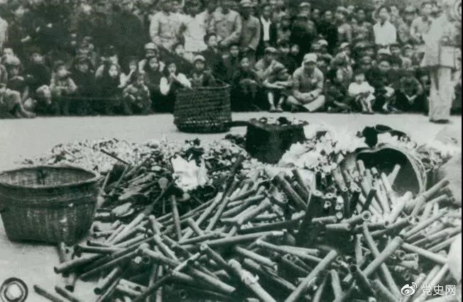 1950年2月24日，政務(wù)院發(fā)出《關(guān)于嚴(yán)禁鴉片煙毒的通令》。圖為政府收繳的煙具和賭具。
