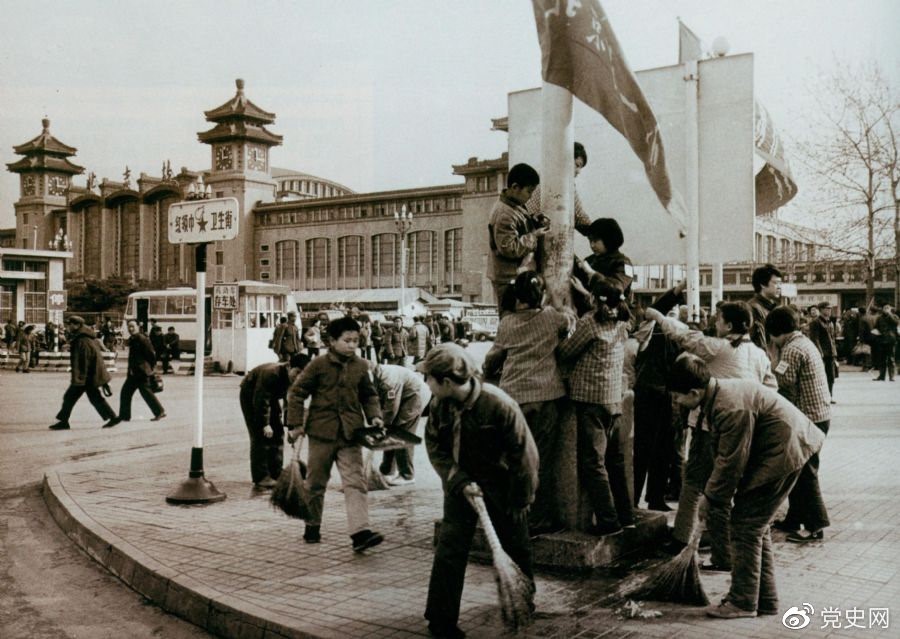 　　1981年2月25日，全國總工會等九個單位發(fā)出倡議，開展“五講四美”文明禮貌活動。圖為北京鐵路一小的少先隊員在北京站西街打掃衛(wèi)生。