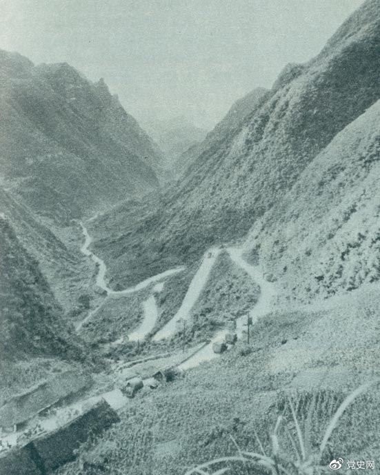 　　1935年2月18日至21日，紅軍奪取桐梓、占領(lǐng)婁山關(guān)、再克遵義城，取得了殲滅和擊潰國民黨軍2個師又8個團的大勝利。圖為黔北要隘婁山關(guān)。