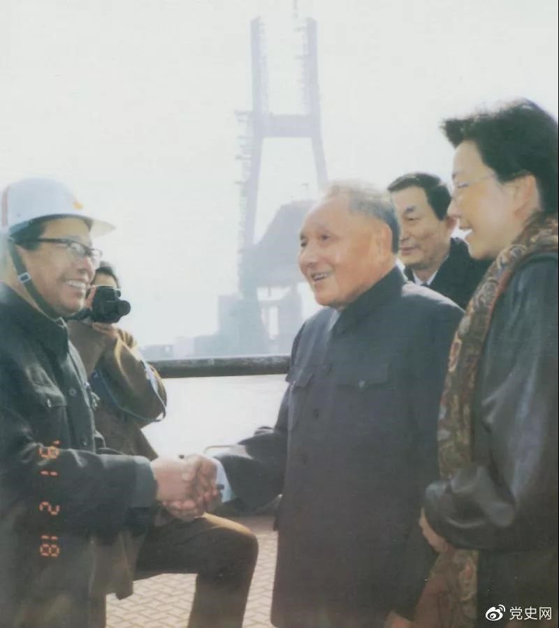 1991年2月18日，鄧小平視察上海南浦大橋工地時同大橋工程設(shè)計人員握手。