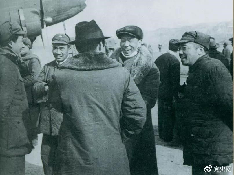 1946年2月19日，毛澤東等在延安機(jī)場(chǎng)迎接從重慶回延安匯報(bào)工作的周恩來(lái)。