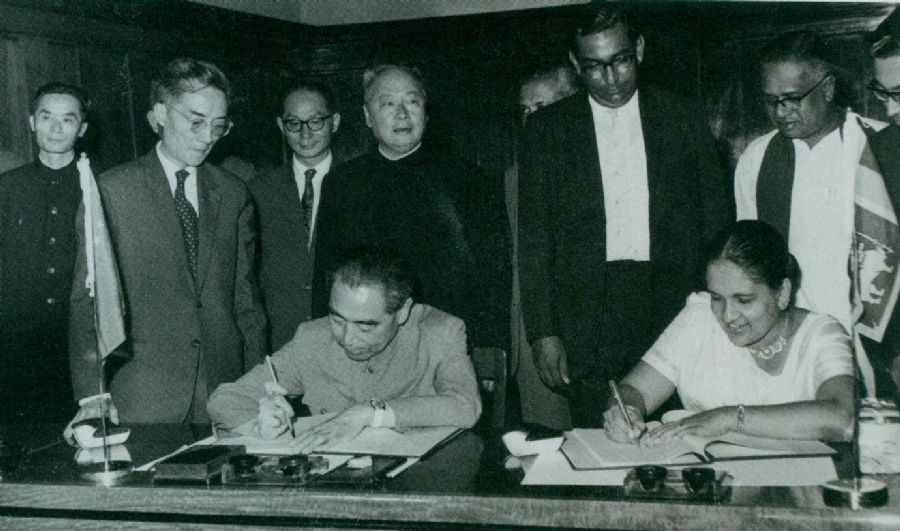 　　1964年2月26日至29日，周恩來訪問錫蘭（今斯里蘭卡）時，和總理西麗馬沃·班達拉奈克夫人簽署中錫聯(lián)合公報。