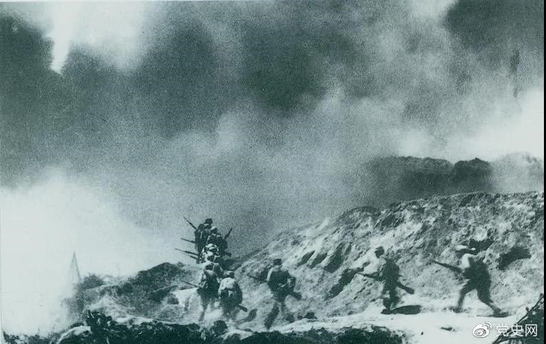 　　1948年2月28日至3月3日，西北野戰(zhàn)軍發(fā)起宜川戰(zhàn)役，殲滅國民黨軍2.9萬余人，取得了轉(zhuǎn)入外線作戰(zhàn)后的第一個(gè)大勝利。圖為部隊(duì)攻占瓦子街。 