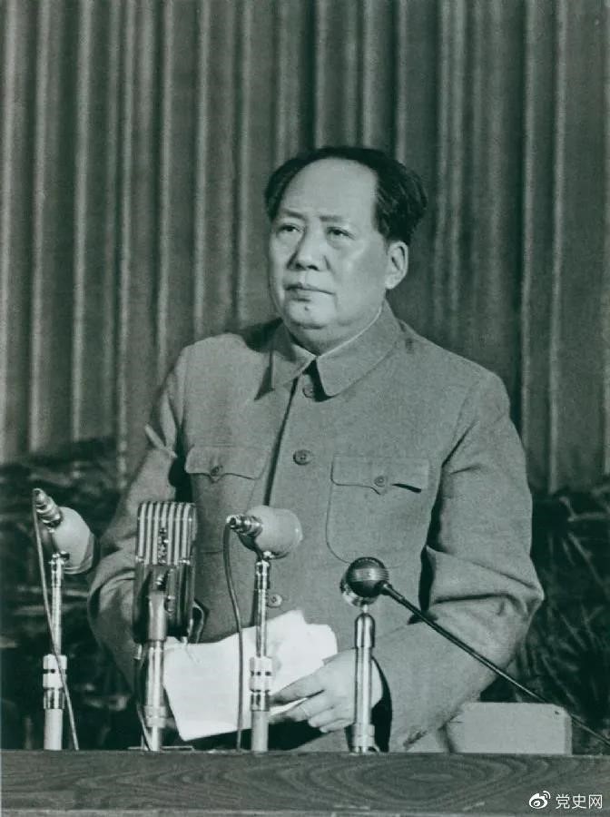 　　1957年2月27日，毛澤東在最高國務(wù)會(huì)議第十一次（擴(kuò)大）會(huì)議上發(fā)表《如何處理人民內(nèi)部的矛盾》（后改為《關(guān)于正確處理人民內(nèi)部矛盾的問題》）講話。