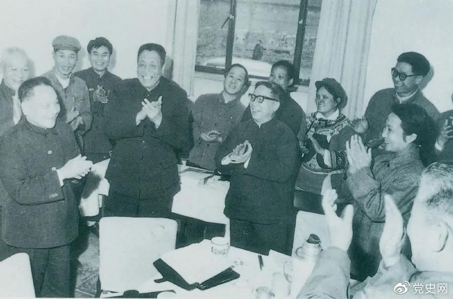 1978年3月2日，鄧小平到五屆全國人大一次會議云南和四川省代表團(tuán)看望代表們。