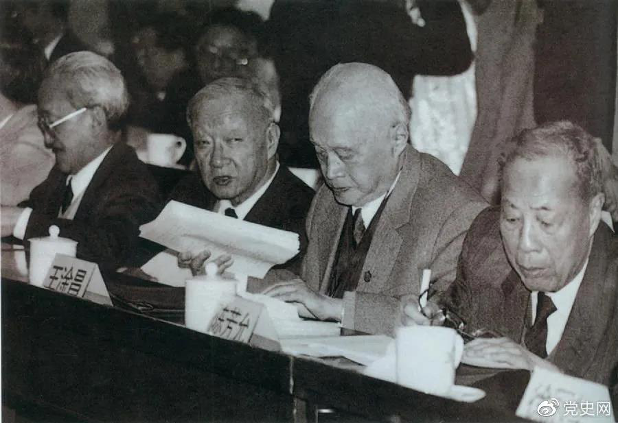 1986年3月，由4位老科學家倡議，經(jīng)鄧小平批示，中國制定實施了高技術研究發(fā)展計劃。圖為“863”計劃的4位倡導人王大珩（左2）、王淦昌（左3）、楊嘉墀（左1）、陳芳允（左4）。