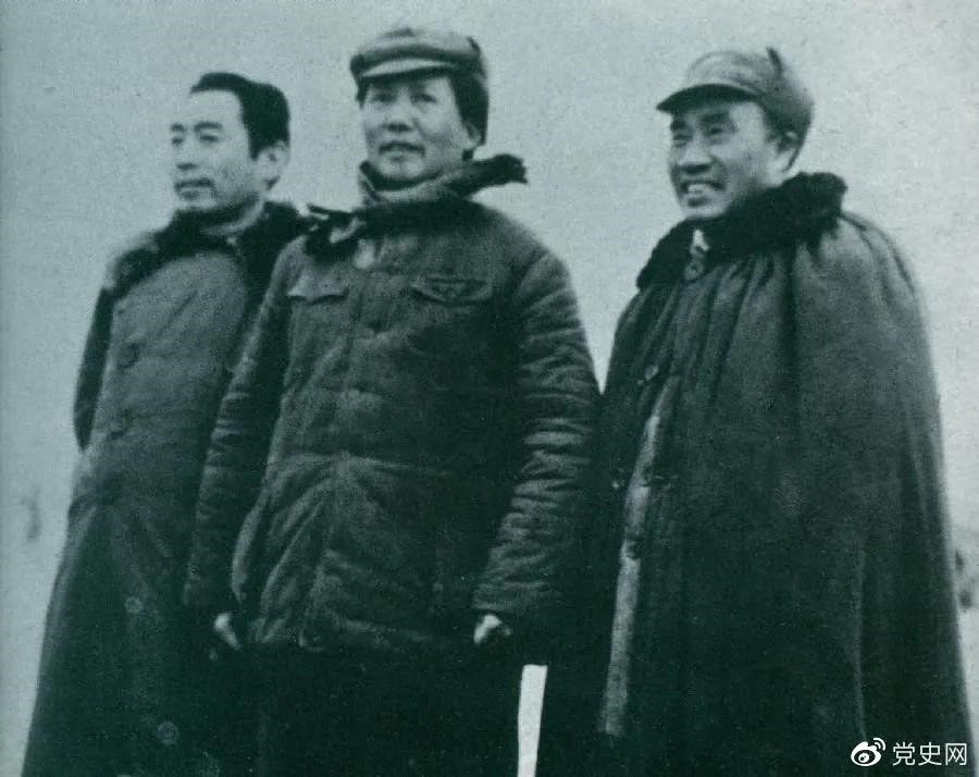 1946年3月4日，毛澤東和朱德、周恩來(lái)在延安機(jī)場(chǎng)。