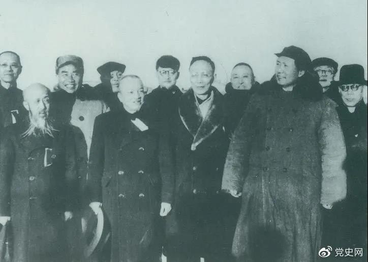 1949年3月，各界人士代表在北京西苑機場同毛澤東、朱德等留影。