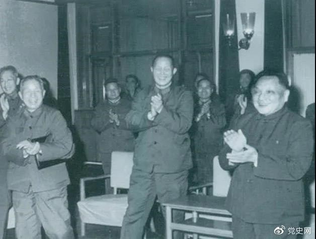 1978年3月，鄧小平和參加五屆人大一次會(huì)議的解放軍代表在一起。