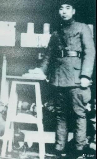 1939年3月10日，周恩來(lái)為新四軍排以上干部作題為《目前形勢(shì)與新四軍任務(wù)》的報(bào)告。