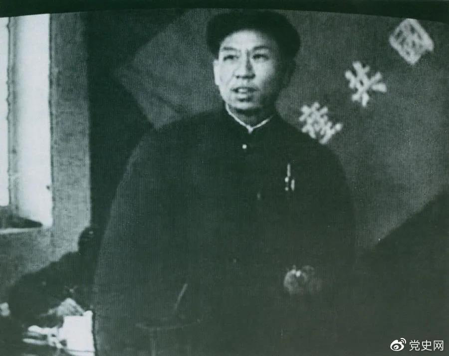 1949年3月，劉少奇在中共七屆二中全會(huì)上發(fā)言。