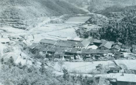1929年3月14日，毛澤東同朱德指揮紅四軍進攻長嶺寨，殲敵兩千余人，擊斃敵旅長郭鳳鳴，乘勝占領長汀城。圖為長嶺寨。