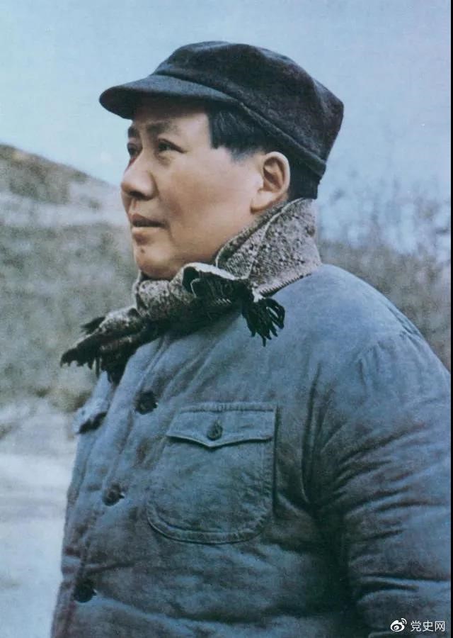 　　1947年3月18日，中共中央機(jī)關(guān)主動(dòng)撤離延安。毛澤東和周恩來、任弼時(shí)等繼續(xù)留在陜北，指揮全國(guó)人民解放戰(zhàn)爭(zhēng)。這是轉(zhuǎn)戰(zhàn)陜北前夕的毛澤東。