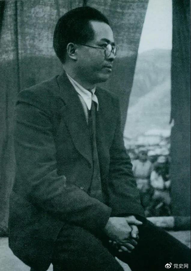 1940年3月26日，任弼時(shí)結(jié)束中共駐共產(chǎn)國際代表的工作回到延安。圖為他在歡迎大會上
