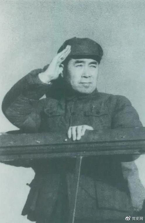 1949年3月，中共中央進(jìn)入北平。圖為周恩來在北平機(jī)場(chǎng)檢閱部隊(duì)。