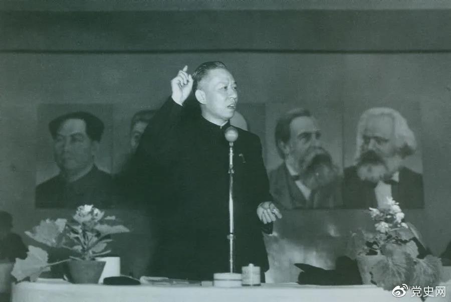 1951年3月28日，劉少奇在第一次全國組織工作會議上作報告。