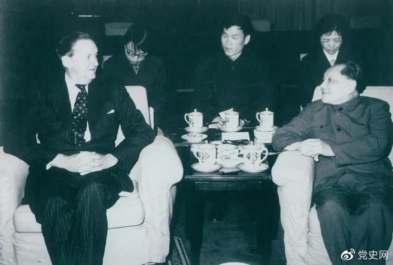 1979年3月29日，鄧小平會見香港總督麥里浩。