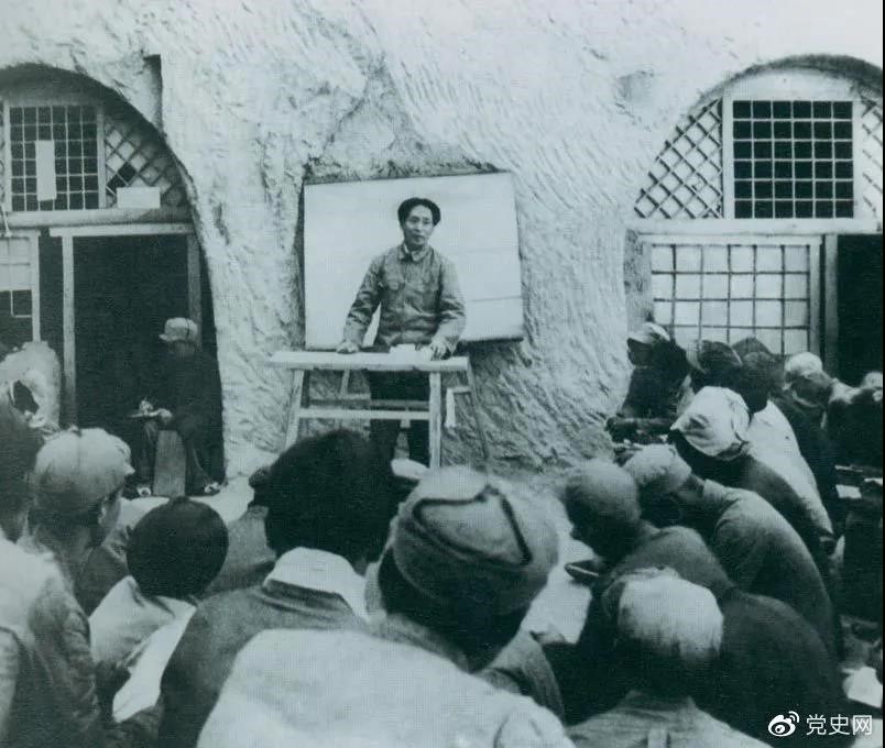 1938年4月，毛澤東在魯迅藝術(shù)學院講演。