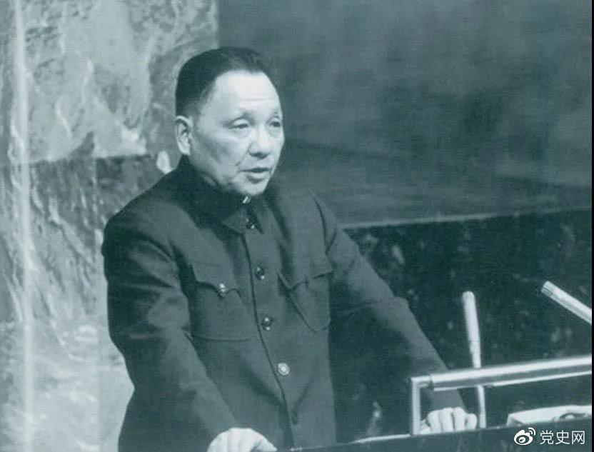 1974年4月10日，鄧小平在聯(lián)合國大會(huì)第六屆特別會(huì)議上發(fā)言。