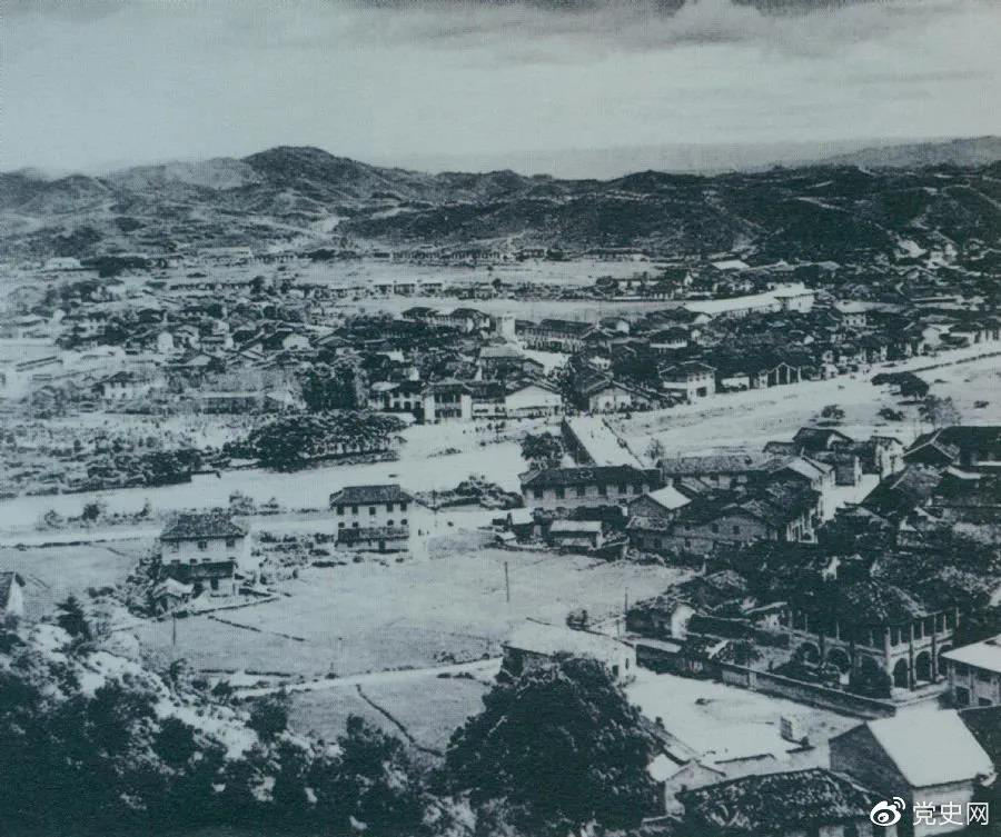 1928年4月，朱德率領(lǐng)南昌起義余部到達(dá)井岡山，與毛澤東領(lǐng)導(dǎo)的部隊(duì)勝利會(huì)師。圖為會(huì)師地點(diǎn)礱市全景。
