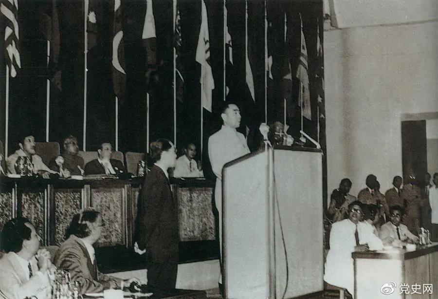 1955年4月18日，亞非會(huì)議在萬隆開幕。圖為19日周恩來在會(huì)議上發(fā)言。