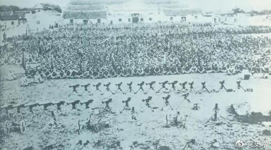 1932年4月20日，由紅一軍團(tuán)和紅五軍團(tuán)組成的東路軍攻占漳州，圖為攻占漳州后的部隊情形。