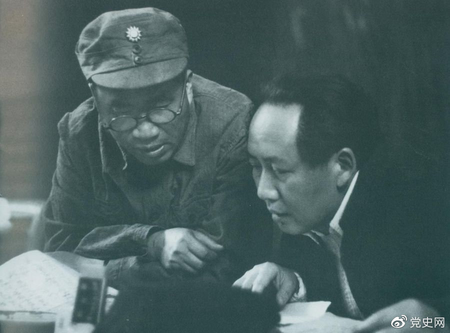 1945年4月，毛澤東和朱德在中國共產(chǎn)黨第七次全國代表大會上。