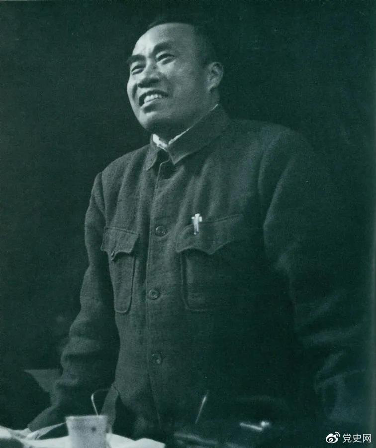 1945年4月25日，朱德在中國(guó)共產(chǎn)黨第七次全國(guó)代表大會(huì)上作題為《論解放區(qū)戰(zhàn)場(chǎng)》的軍事報(bào)告。