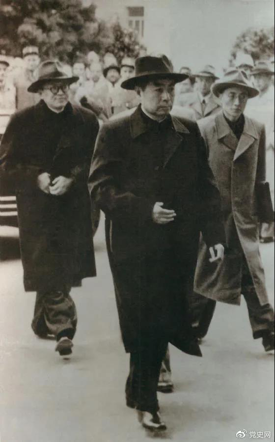 1954年4月26日，日內(nèi)瓦會(huì)議開幕。圖為周恩來率中國代表團(tuán)進(jìn)入會(huì)場。