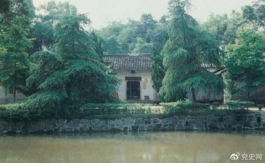 圖為任弼時(shí)故居。1904年4月30日，任弼時(shí)出生在湖南省湘陰縣熟塘鄉(xiāng)唐家橋（今屬汨羅市）。