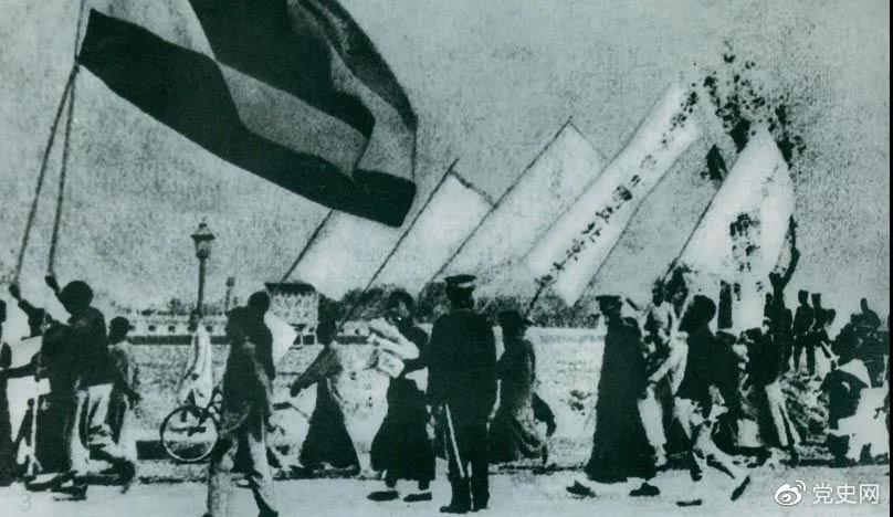 1919年5月4日，北京爆發(fā)學(xué)生反帝愛國運(yùn)動。這是北京大學(xué)學(xué)生的示威游行隊(duì)伍。