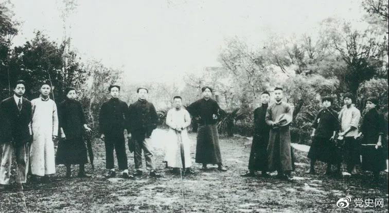 1920年5月8日，新民學(xué)會(huì)部分會(huì)員在上海半淞園合影。左七為毛澤東。