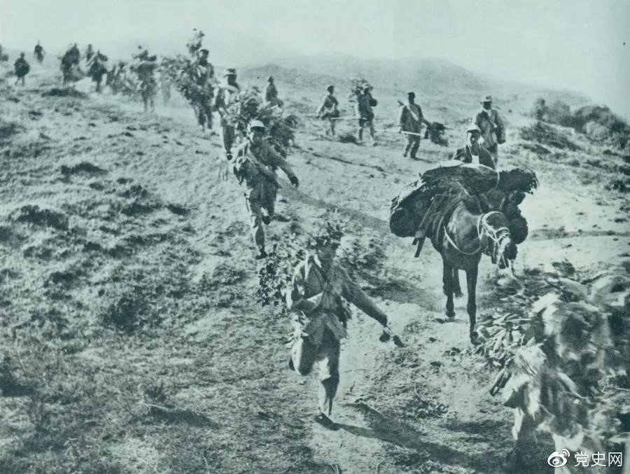圖為1947年5月在孟良崮戰(zhàn)役中，華東野戰(zhàn)軍向孟良崮挺進(jìn)。