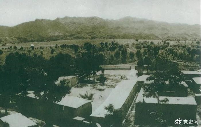 1948年5月，中共中央和人民解放軍總部由陜北遷到河北平山縣西柏坡。圖為中央領(lǐng)導(dǎo)人辦公處所俯瞰。