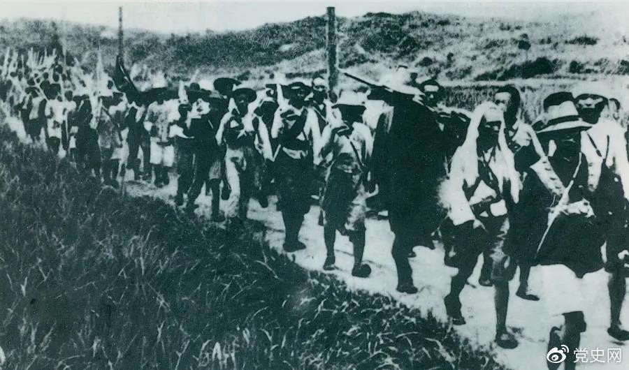 　　1931年5月16日至31日，紅一方面軍在毛澤東、朱德指揮下，連續(xù)打了5個勝仗，殲敵3萬余人，繳槍2萬余支，打退了國民黨軍隊的第二次“圍剿”。圖為行軍中的紅軍。