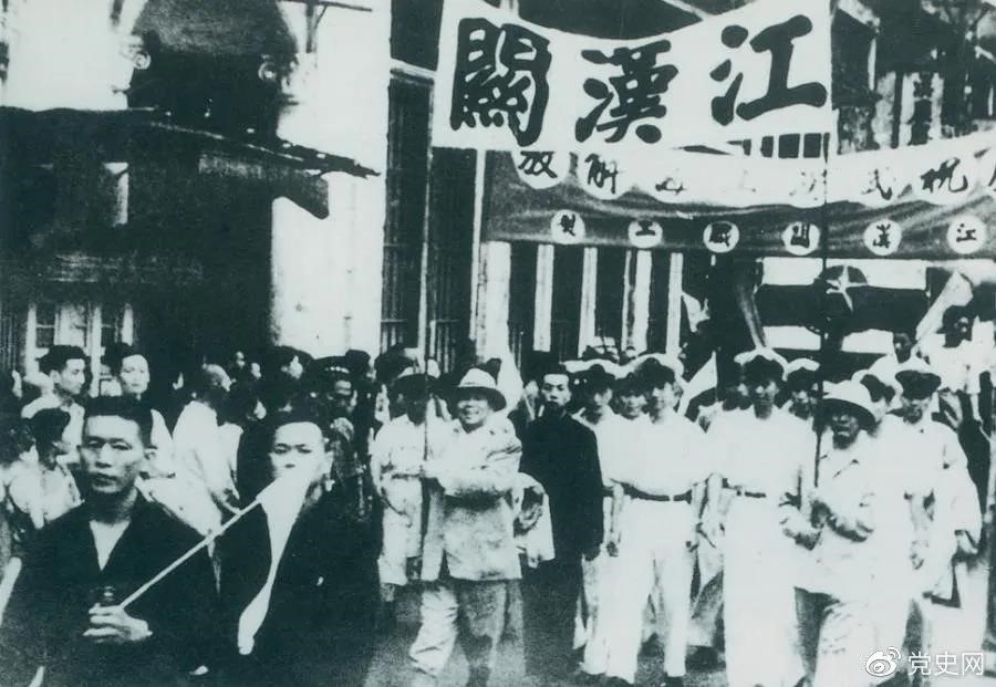 1949年5月17日，第四野戰(zhàn)軍解放武漢。圖為武漢人民歡慶解放。