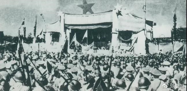 1950年5月19日，人民解放軍解放舟山群島。圖為舟山軍民舉行慶祝解放大會(huì)。