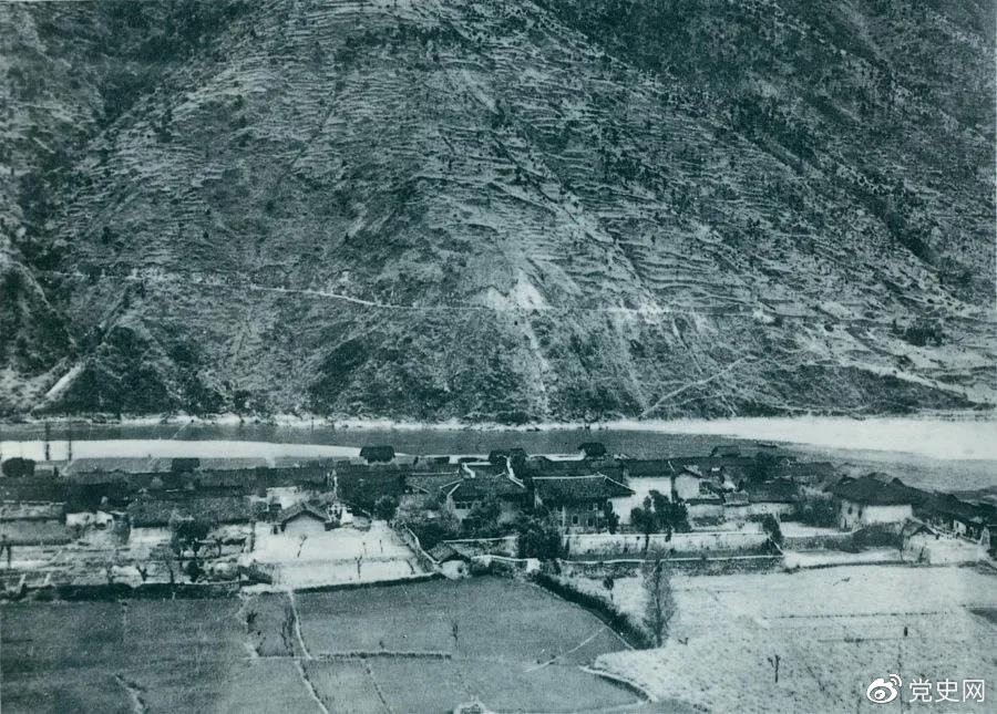 　　1935年5月25日，紅一方面軍到達(dá)大渡河南岸的安順場。紅軍17名勇士靠一葉孤舟強渡大渡河，為沿大渡河左岸北上的部隊打開了一條通道。圖為安順場一角。