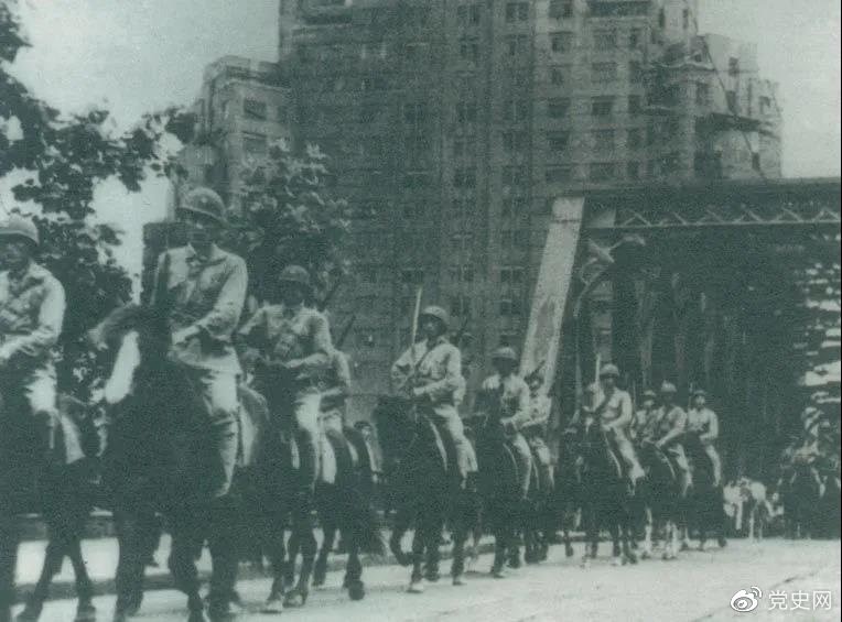　　1949年5月，人民解放軍殲滅退守上海的敵軍15萬人，解放了這個中國最大的城市。圖為解放軍進駐上海。