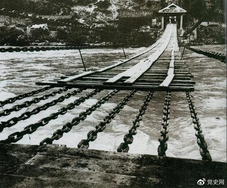 　　1935年5月29日，中央紅軍左縱隊先頭部隊在瀘定橋西頭發(fā)起奪橋戰(zhàn)斗，勝利搶占大橋。圖為瀘定橋。