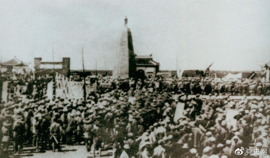 　　1931年6月，紅七軍到達(dá)中央革命根據(jù)地江西興國(guó)縣，編入彭德懷率領(lǐng)的紅三軍團(tuán)。圖為當(dāng)時(shí)會(huì)師的情形。