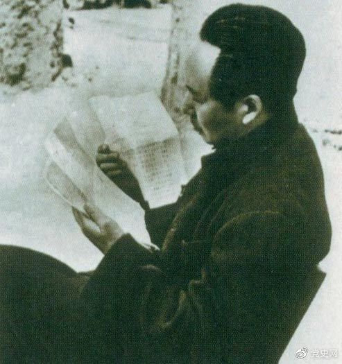　　1946年6月，國民黨撕毀停戰(zhàn)協(xié)定和政協(xié)決議，挑起全面內(nèi)戰(zhàn)。這是毛澤東在延安審閱有關(guān)自衛(wèi)反擊的電報(bào)。