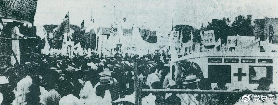 　　1925年6月7日，中國(guó)共產(chǎn)黨通過上海總工會(huì)聯(lián)合上海學(xué)生聯(lián)合會(huì)、上海各馬路商界聯(lián)合會(huì)等，成立了上海反帝運(yùn)動(dòng)的領(lǐng)導(dǎo)機(jī)關(guān)——工商學(xué)聯(lián)合會(huì)。11日，在該會(huì)的主持下，上海20萬(wàn)群眾集會(huì)，通過了逞兇、賠償、取消領(lǐng)事裁判權(quán)等17項(xiàng)對(duì)外交涉條件。圖為大會(huì)盛況。