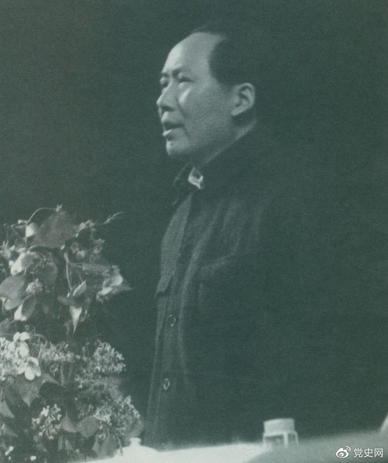 1945年6月11日，毛澤東在中國共產黨第七次全國代表大會上致閉幕詞。