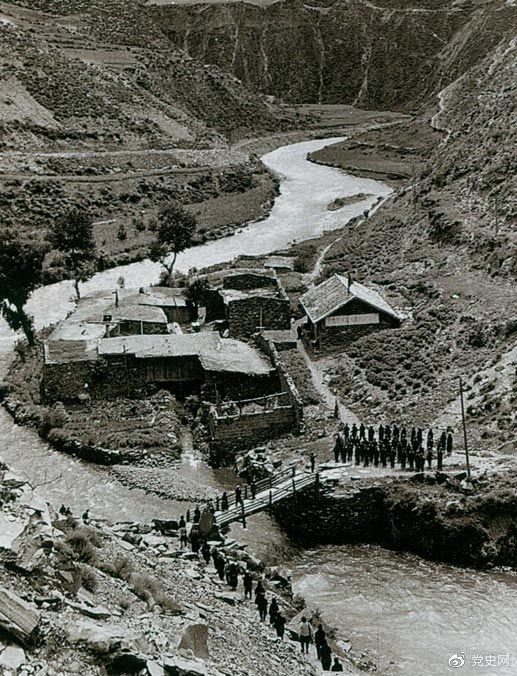 　　1935年6月12日，中央紅軍先頭部隊(duì)在夾金山北麓四川懋功達(dá)維鎮(zhèn)同紅四方面軍先頭部隊(duì)勝利會(huì)師。圖為當(dāng)年的會(huì)師橋。