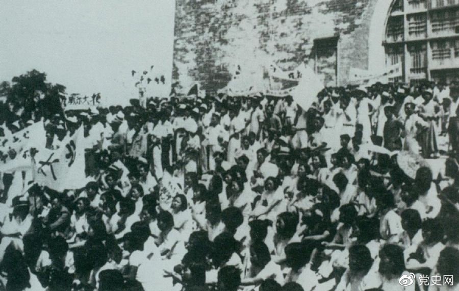 1936年6月13日，北平學生與市民在鼓樓前舉行聲勢浩大的抗日集會。
