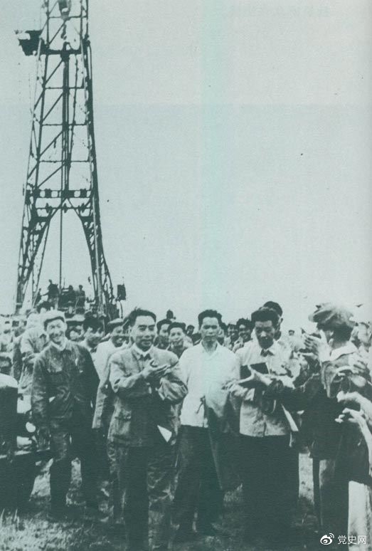 1962年6月，周恩來到大慶視察，這是在1202鉆井隊現(xiàn)場參觀。 