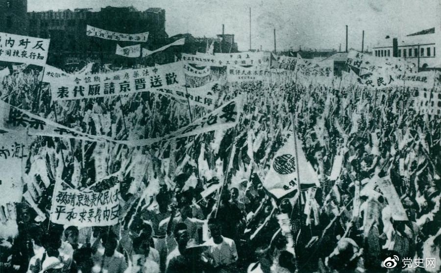 　　1946年6月23日，上海各界5萬余人在北火車站廣場(chǎng)召開歡送赴南京請(qǐng)?jiān)复淼拇髸?huì)，呼吁和平，反對(duì)內(nèi)戰(zhàn)，并舉行了示威游行。 