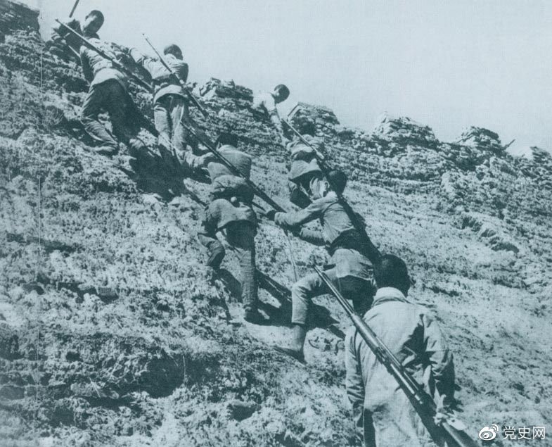 1945年6月25日，八路軍冀中部隊(duì)攻克河北獻(xiàn)縣。圖為部隊(duì)奮勇攀登城墻。