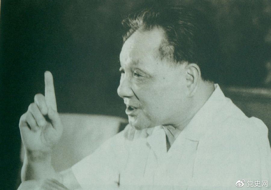 　　1981年6月27日，中共十一屆六中全會(huì)通過《關(guān)于建國以來黨的若干歷史問題的決議》。圖為鄧小平在閉幕會(huì)上發(fā)表講話。